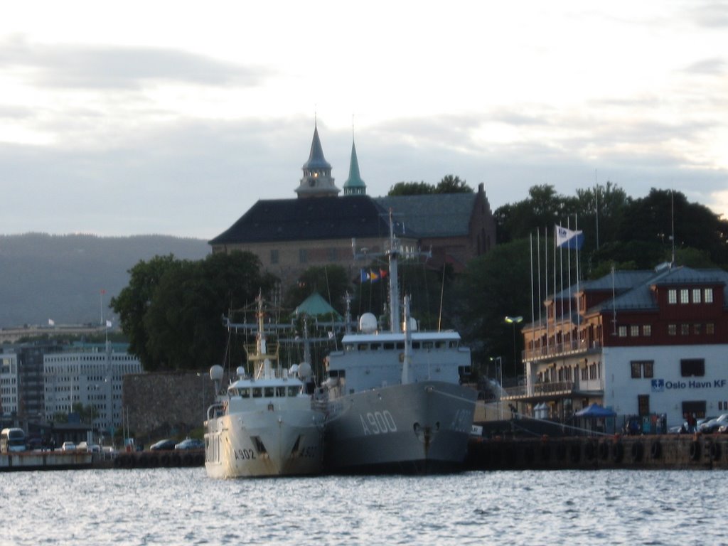 The harbour and Akerhus Castle by observer74