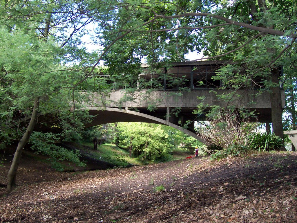 Casa sobre el arroyo by Hector Tavella