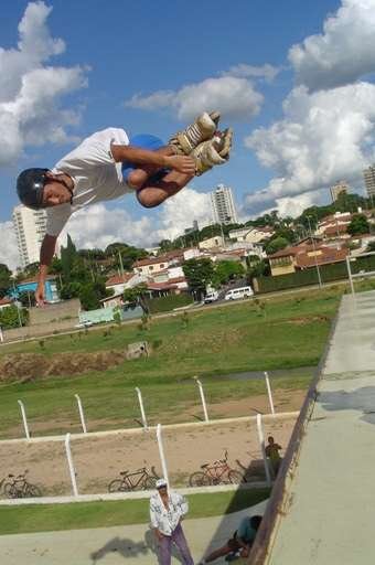 Indaiatuba city skate park (in line skater: Alberto Japa) by Nurse