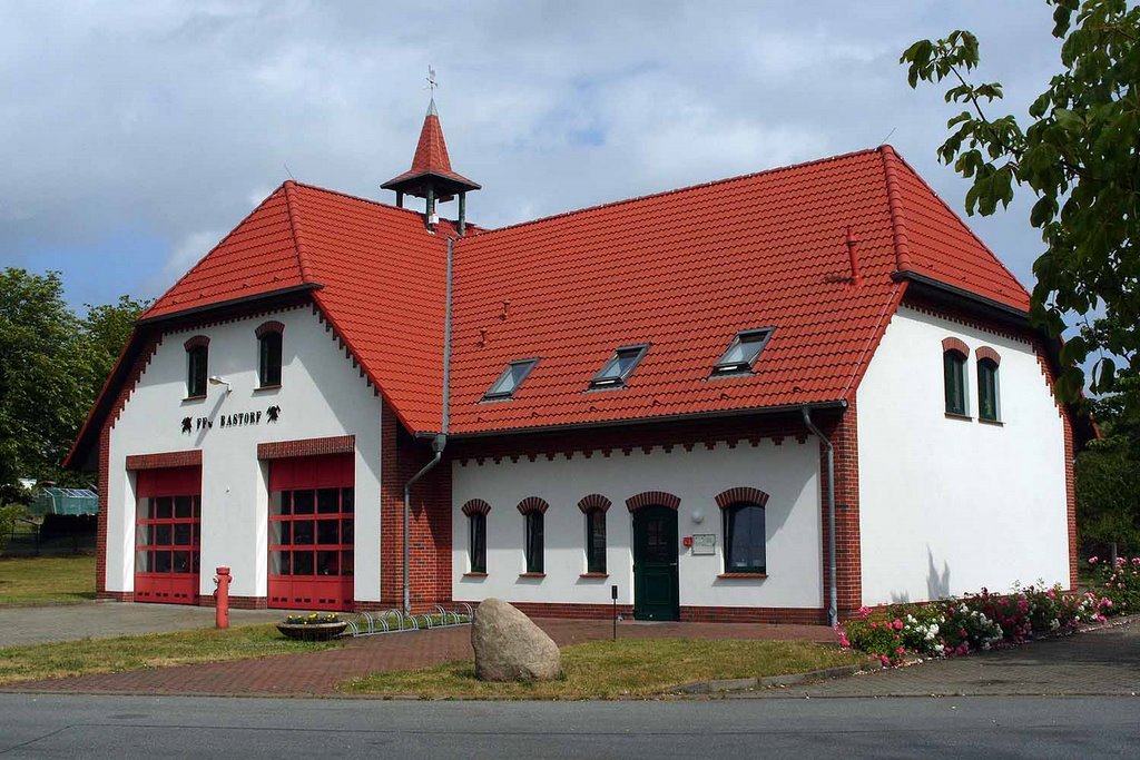 Feuerwehr-Depot Bastorf by Thomas Ritter