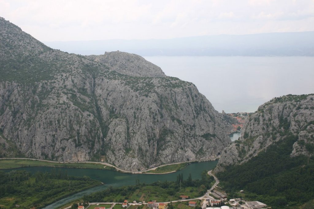 Omis over the gap by Mihaly Barosi