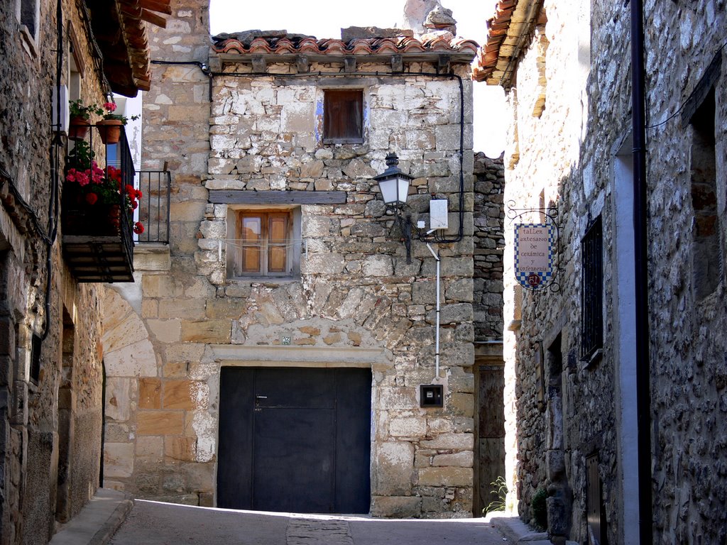 PUERTOMILGALVO (Provincia de Teruel). Un rincón del centro urbano. by Carlos Sieiro del Nido