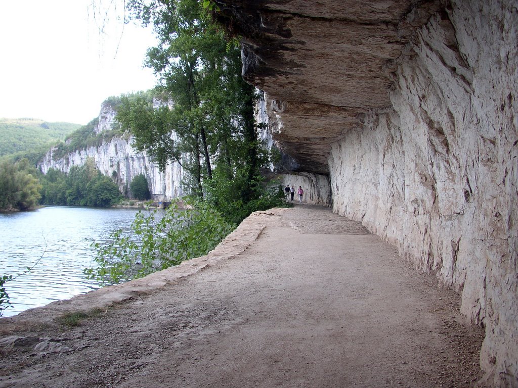 Chemin de halage le long du Lot by Jacques Roullon