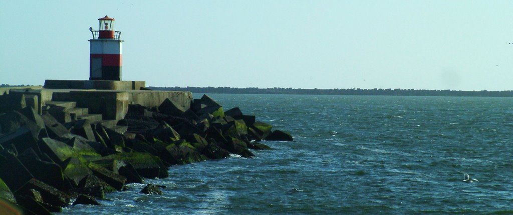 Lichtbaken Noordpier IJmuiden/ Wijk aan Zee by H. van de Moosdijk