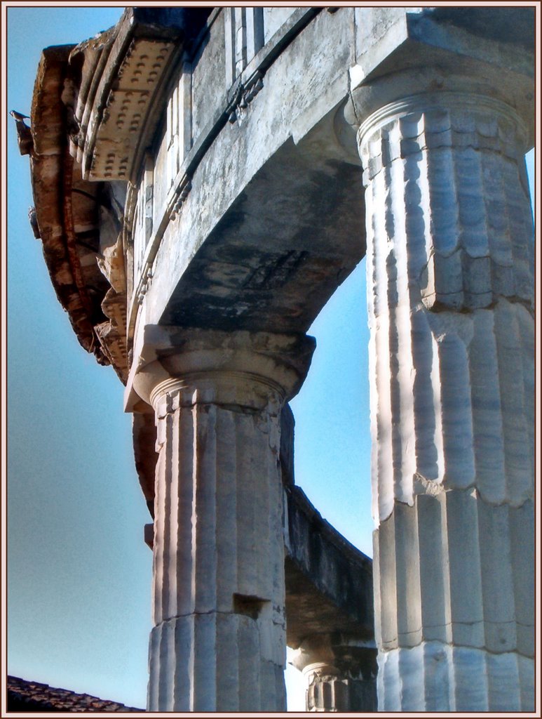 Tivoli, villa Adriana: particolare del tempietto di Venere by Vincenzo Surace II