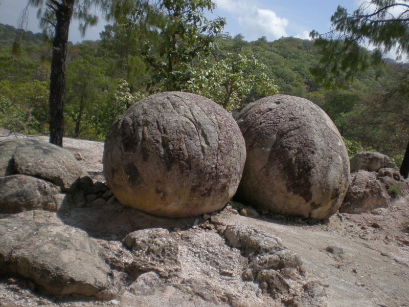 -2 Piedras Bola by Ricardo Gutierrez