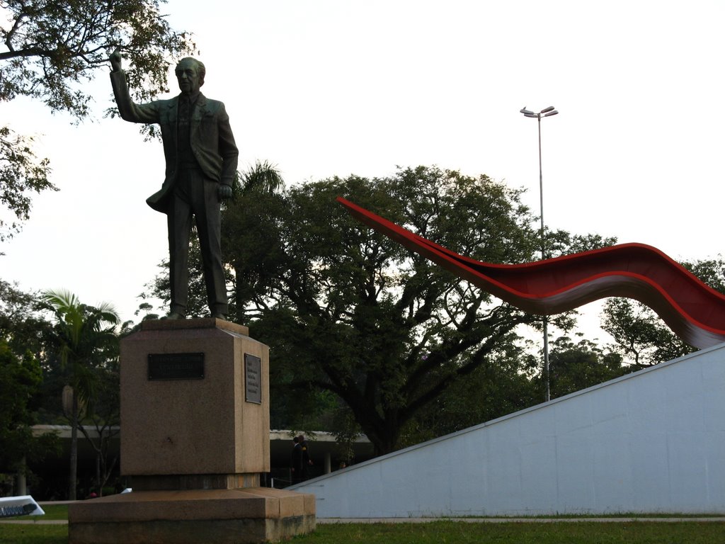 Ibrahim Nobre e entrada do Auditório do Ibirapuera by Joannis Mihail Mouda…