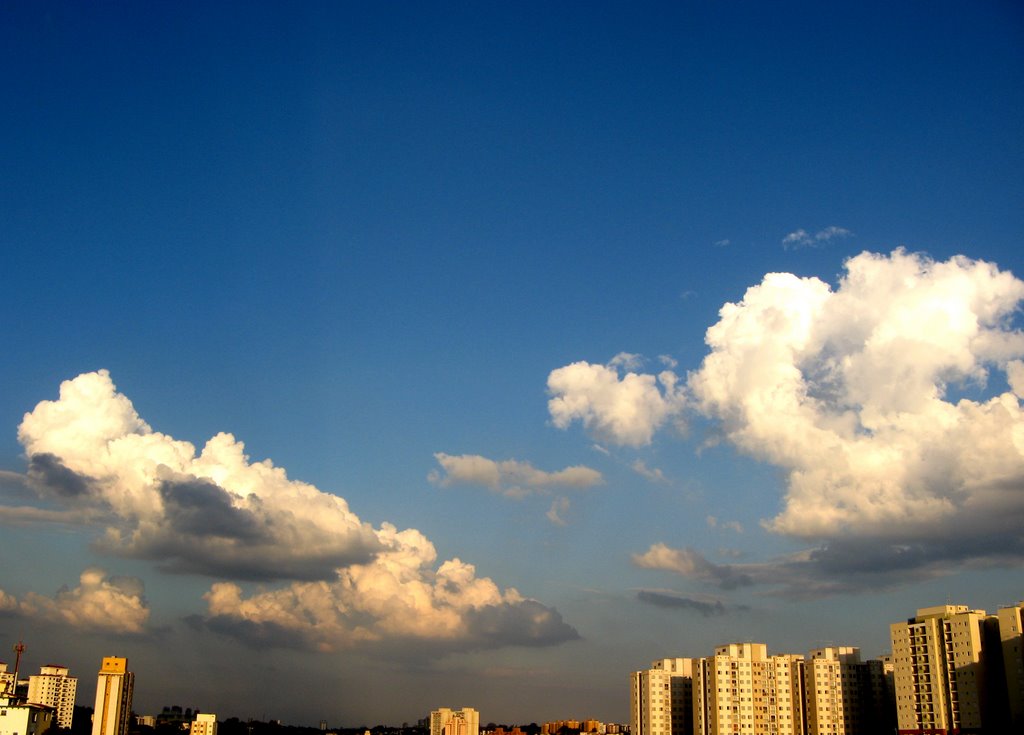 Nuvens - São Paulo, SP, Brasil. by André Bonacin