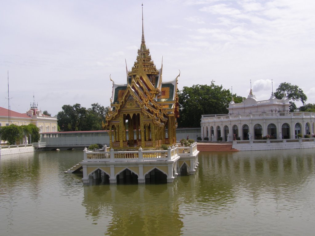 View Bang Pa-In Palace by CHAMRAT CHAROENKHET