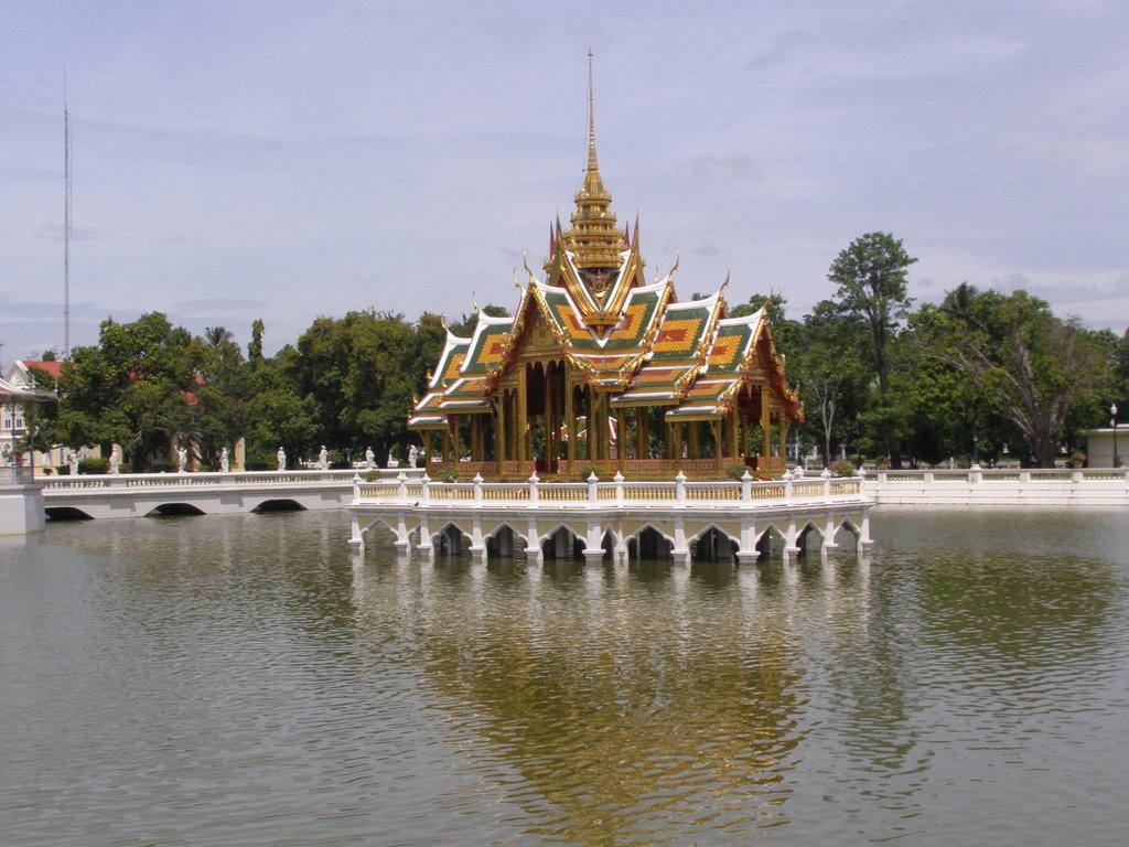 พระที่นั่งไอศวรรย์ทิพยอาสน Bang Pa-In Palace by CHAMRAT CHAROENKHET