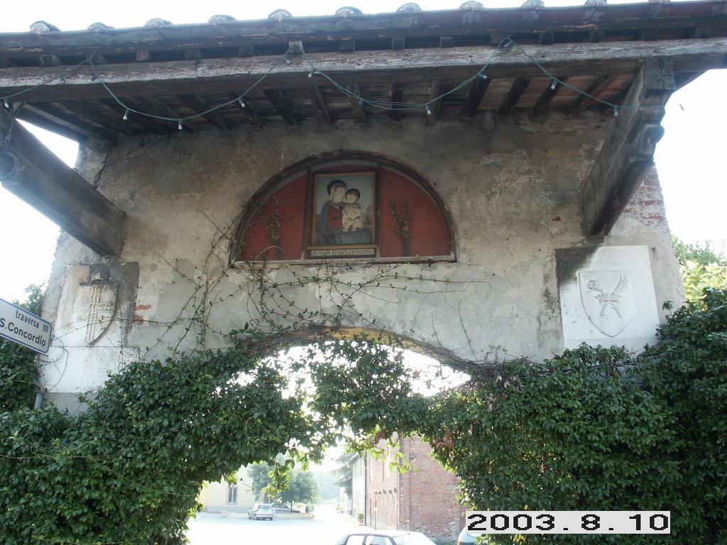 Porta d'ingresso alla Via Laterale di S. Concordio a Lucca. by Arturo Biondi