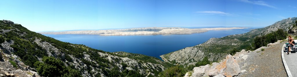 Uitzicht op Pag vanaf Karlobag NP Velebit by Paul&Carienne Turel