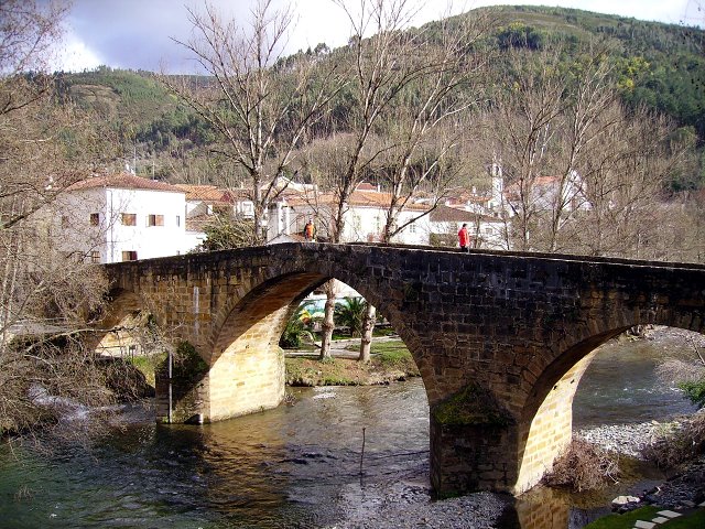 Ponte Medieval de Góis by Sergio Monica