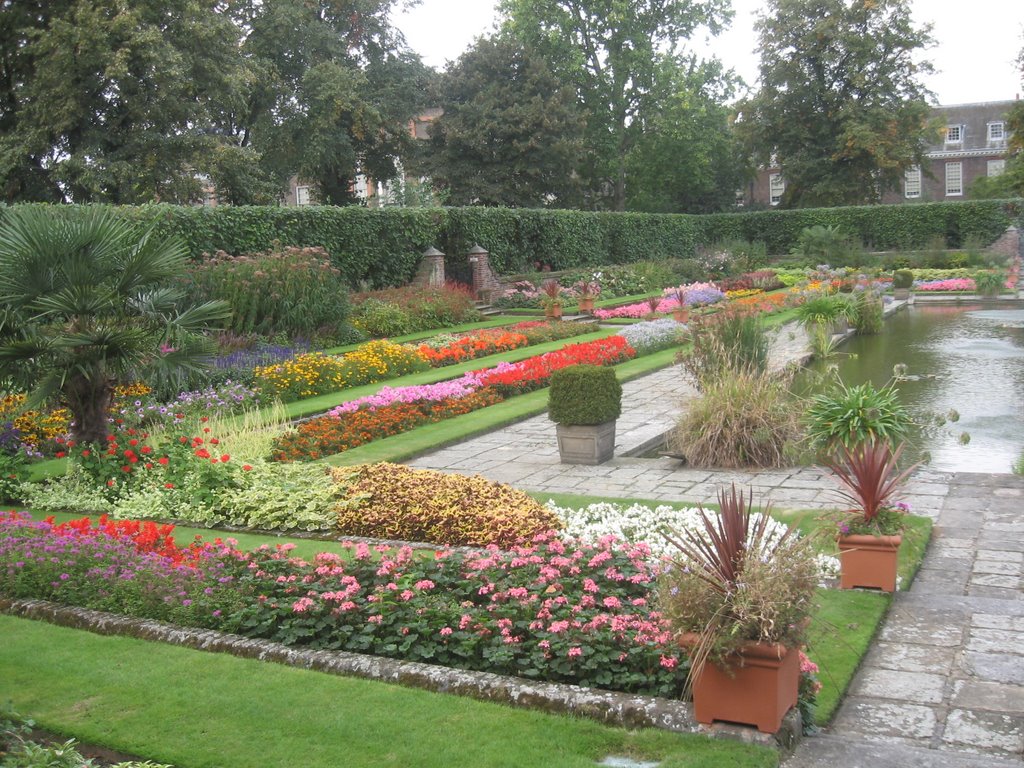 London - Kengsinton Gardens by Andrea Costello