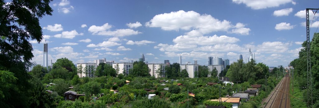 Panoramablick vom Süden - Gartenlauben - Wohnblocks - Hochhäuser - Gotteshaus - by mimabo