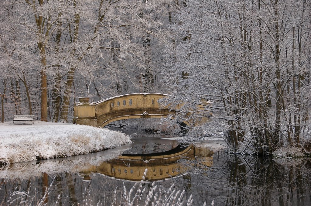 Bridge in Aldershvileslotspark by Henning S