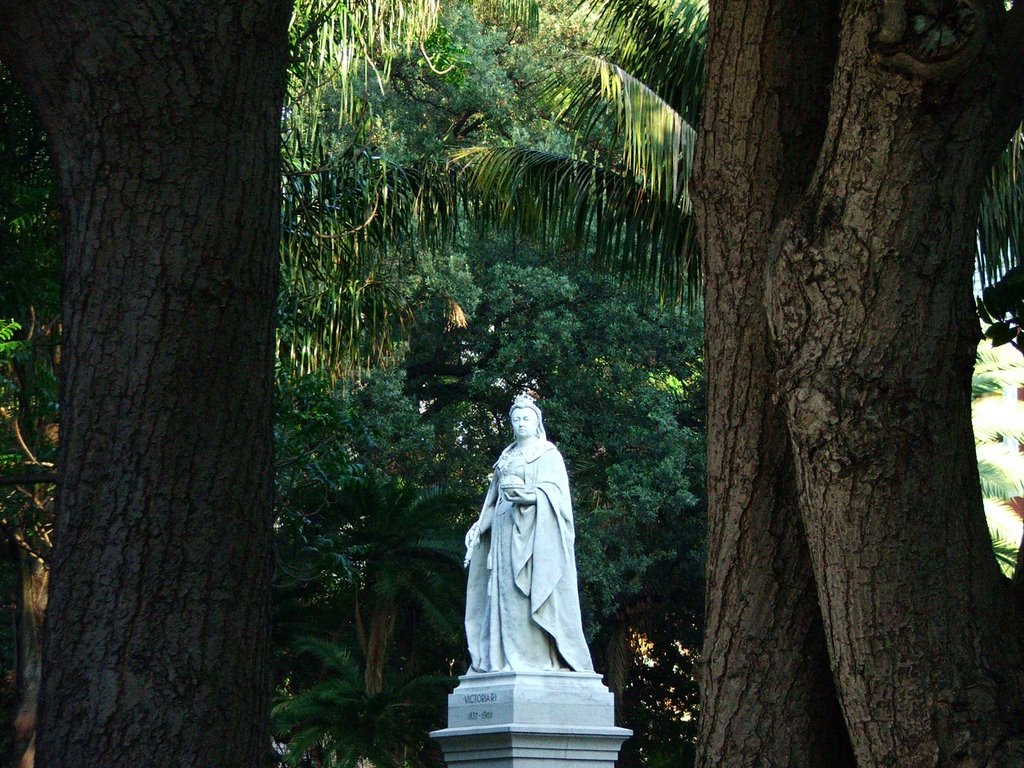 Statue of Queen Victoria, Cape Town by r.fletcher