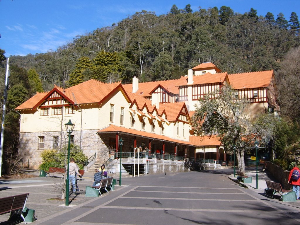 Jenolan caves lodge by Laurent L