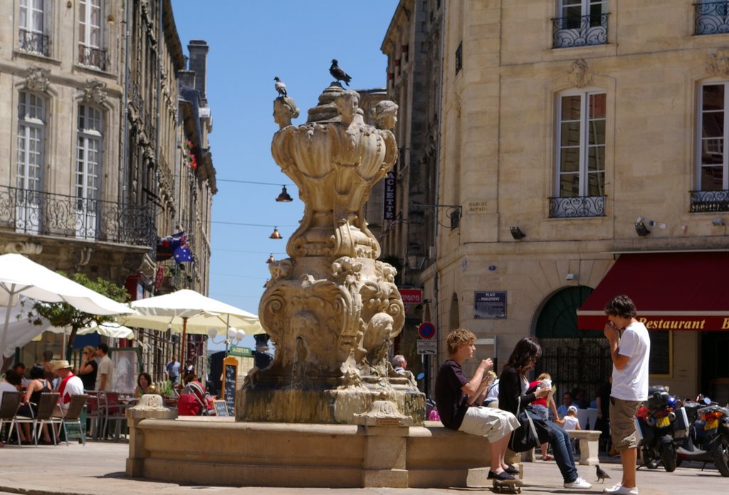 Place du Parlement, Bordeaux by Johnny Begood