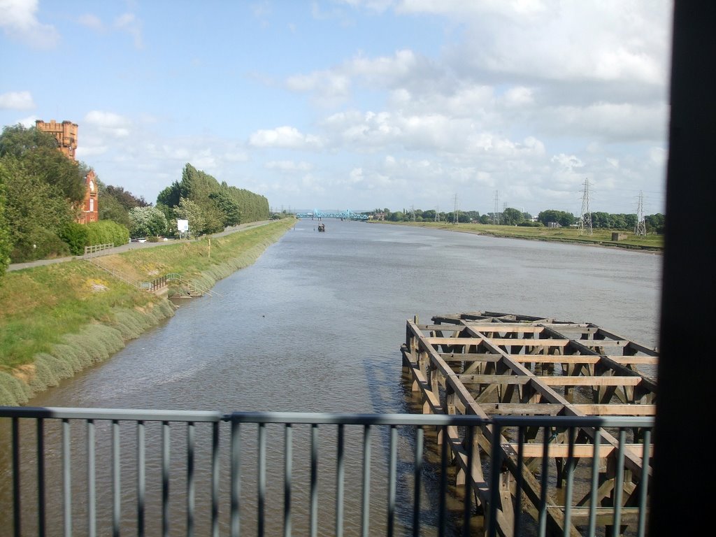 Crossing the Dee by train by muba