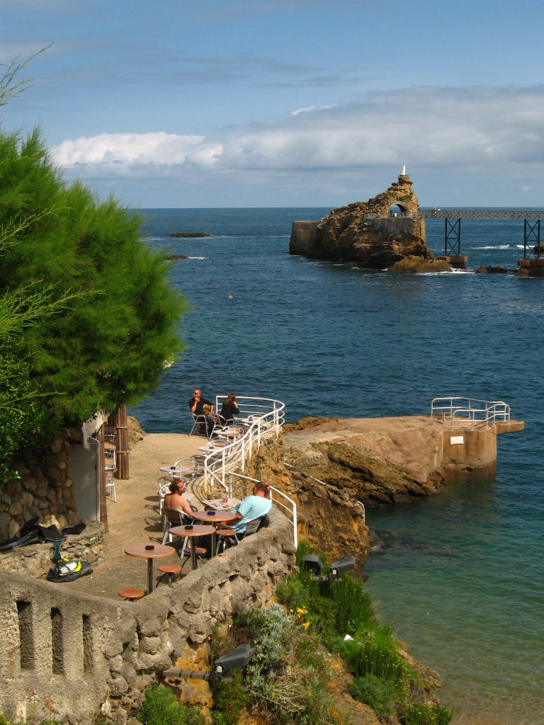 Terrasse de Café devant le Rocher de la Vierge by saturnpro17