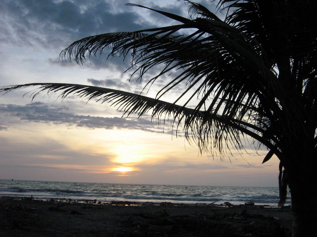 Atardecer en Punta Broqueles by JCuellar