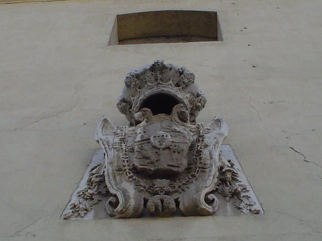 Escudo de Carlos IV en la Plaza de toros de Aranjuez by artasan