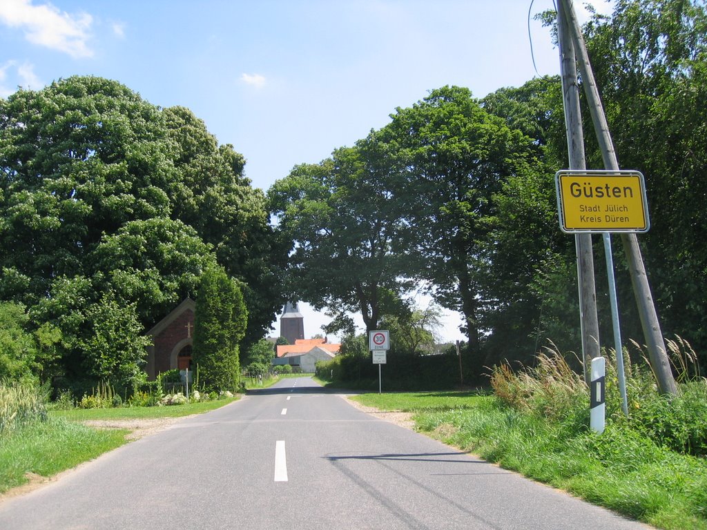 Dorfeingang mit Kapelle by Michael Hecker