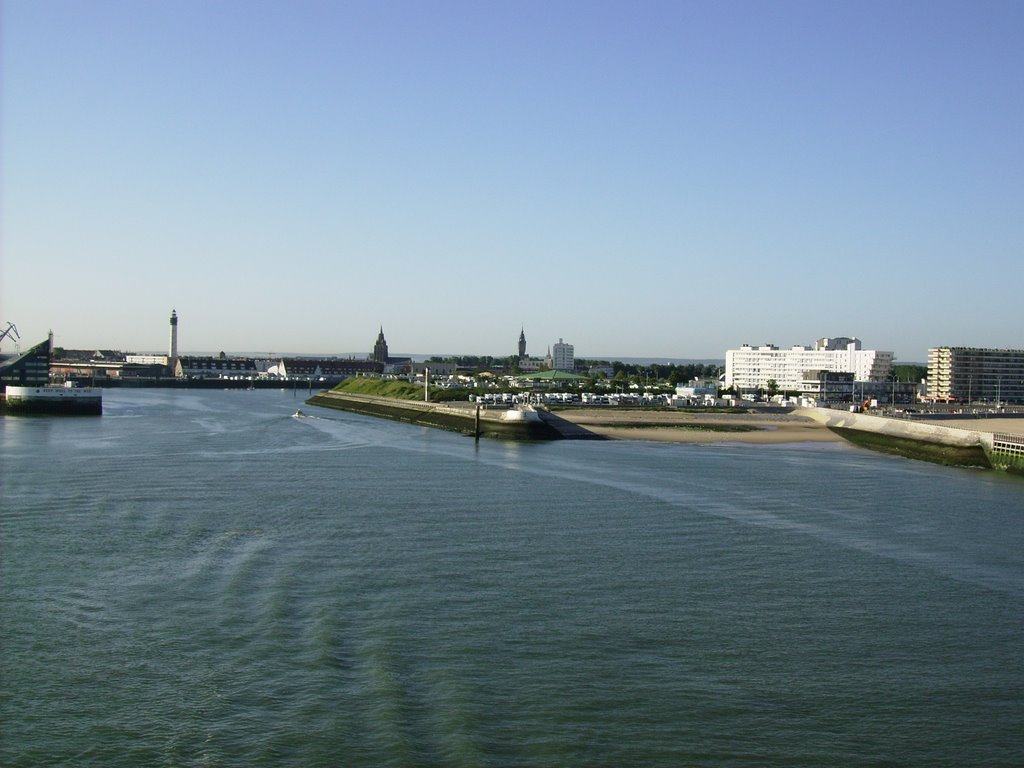 Vue de Calais (62) depuis l'Avant Port en ferry by ien62