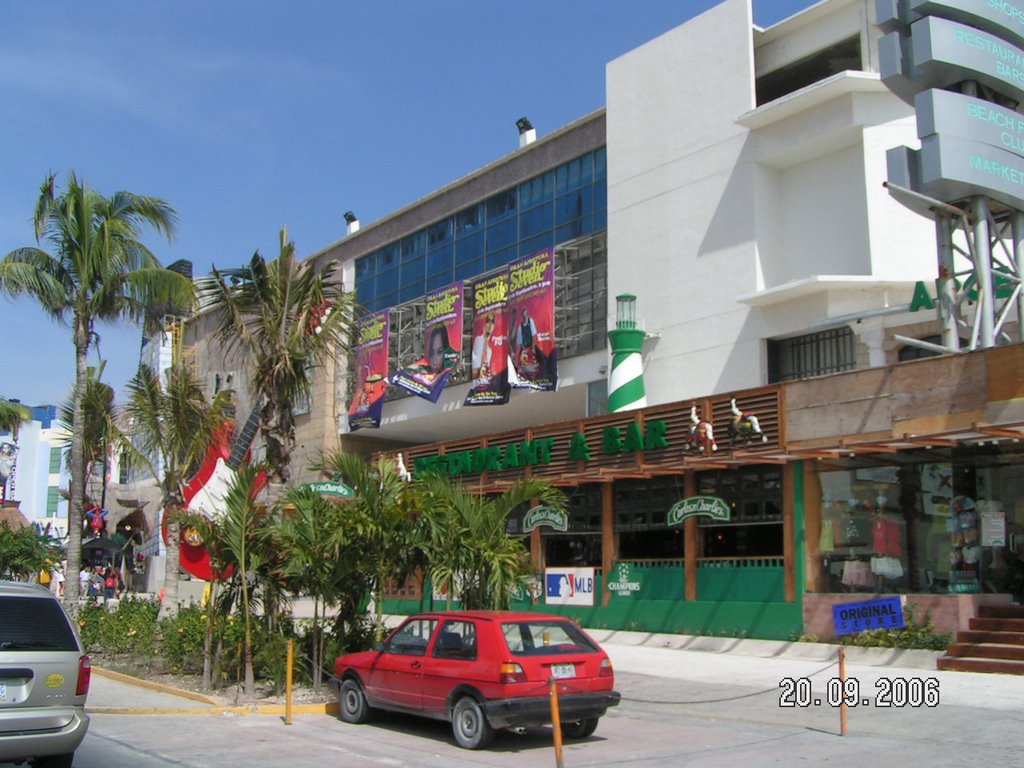 Plaza forum by the sea by Raúl Enrique Fragoso