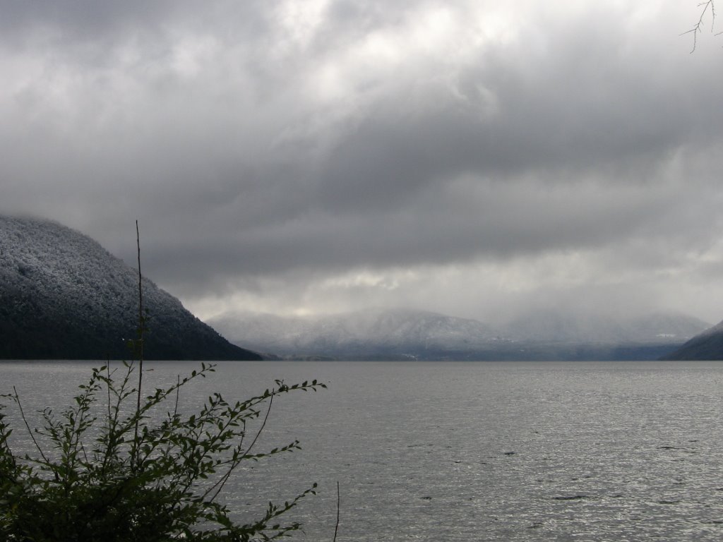 Lago Caburgua en invierno (Pucòn- Chile) by Victoria Osorio