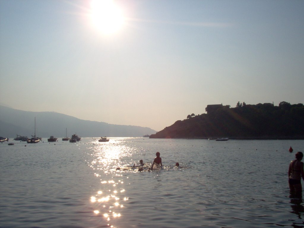 Verso il tramonto a Procchio, spiaggia della Guardiola. Near the sunset, in Procchio, Guardiola beach. by Landi Paolo (brezza)