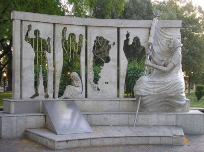 Monumento a los desaparecidos - Plaza Saenz Peña by caro_arg