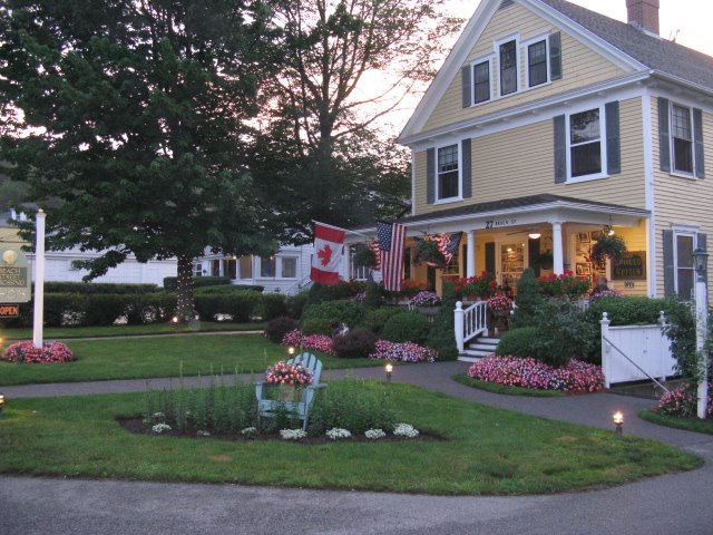 Store at Ogunquit 2008-07-01 by miccim