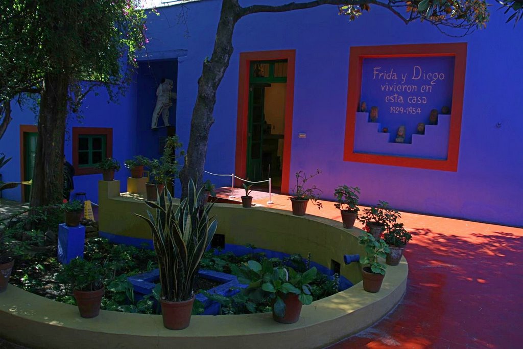 Museo Frida Kahlo: Courtyard at the entry (2008-05) by arco_on_tour