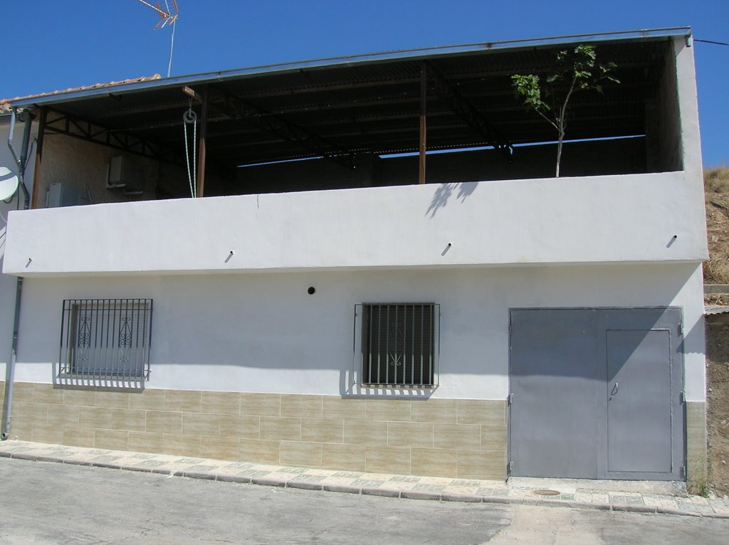 Casa de Huélago, en su interior hay una cueva donde se vivia tiempo atras by conradopueyo