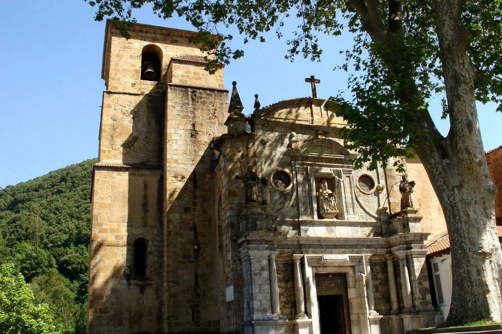 Limpias, Spagna - San Pedro, Santuario de "El Santo Cristo de la Agonia" by Giancarlo Ticozzi