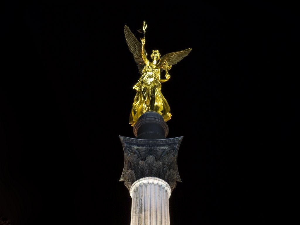 Friedensengel bei Nacht by KoenigseggCCX