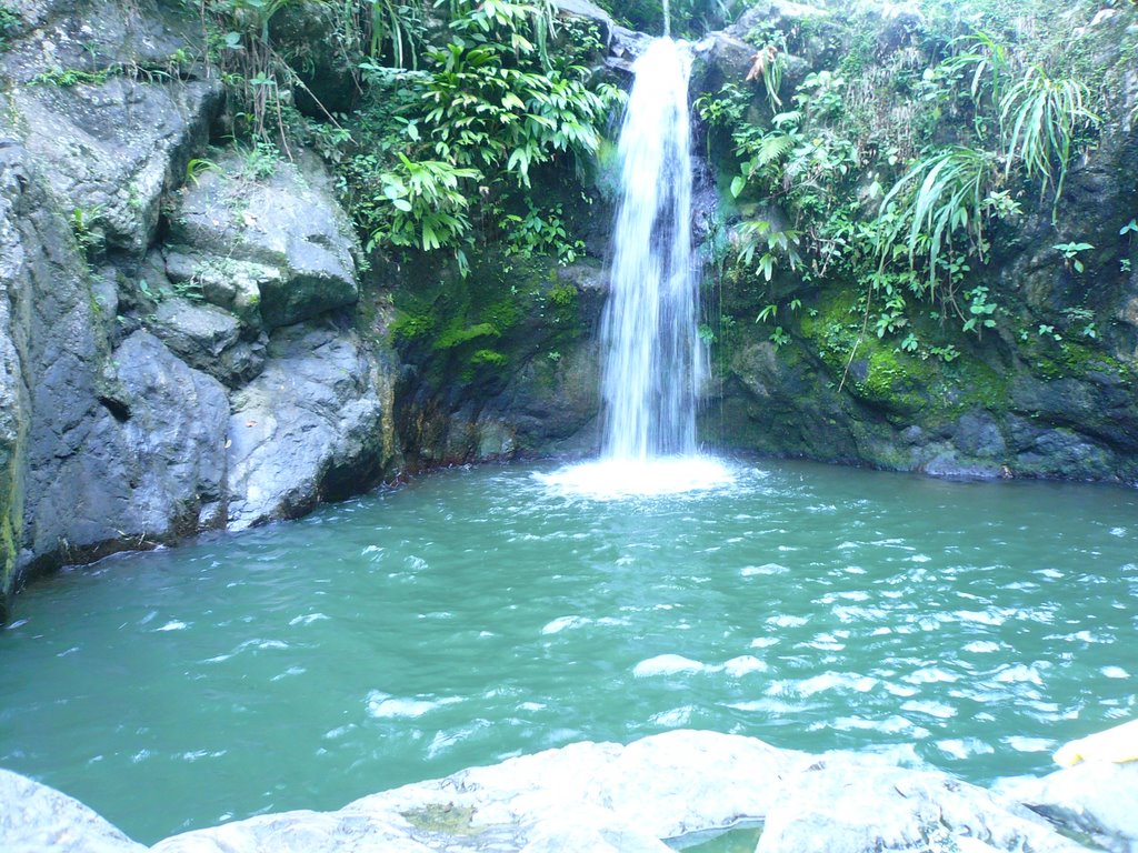 Piscina en roca by Ivan Boada