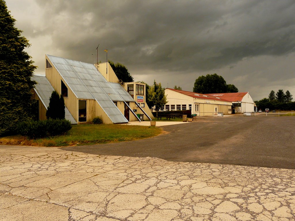 Aérodrome de Bernay by Nicolas Aubé