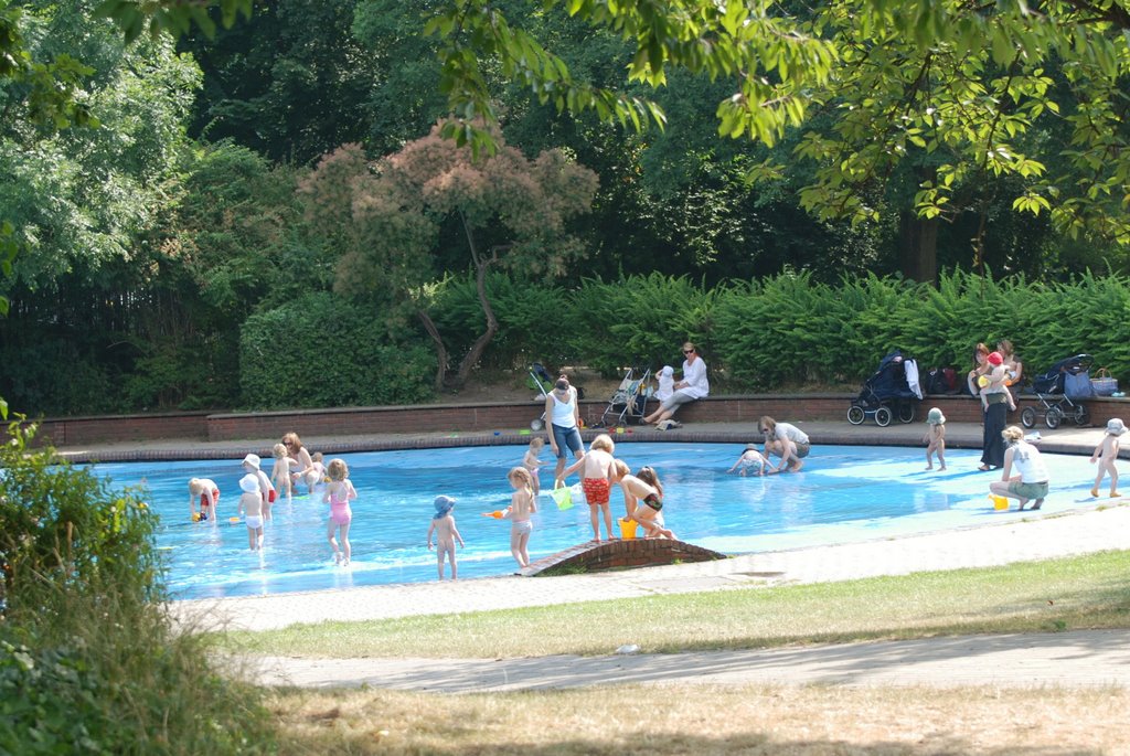 Hayns Park, Sommerfreuden am Plantschbecken by vp_hmbg-PRO PANORAMIO