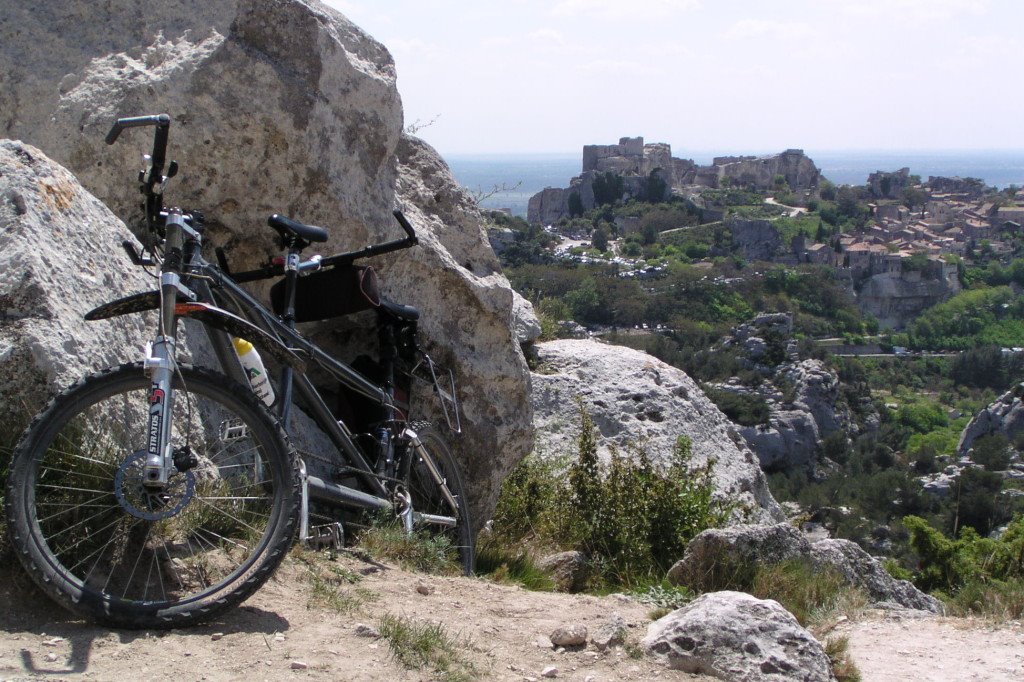 Mit dem Tandem in Les Baux by Elke Böhme