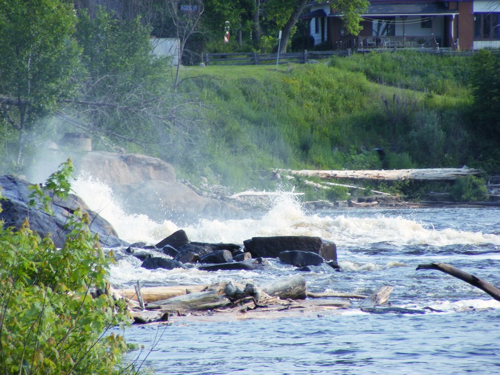 Les chutes de la Ville de Labelle by Luc Charron