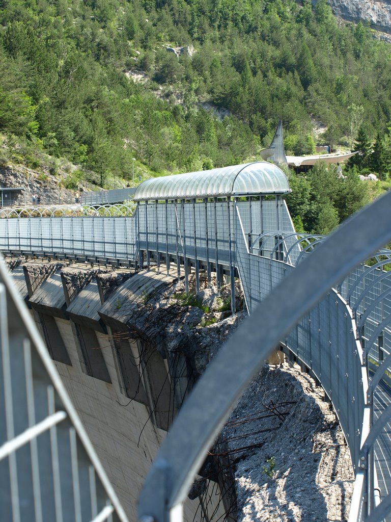 Coronamento diga vajont by Enrico Montefiori