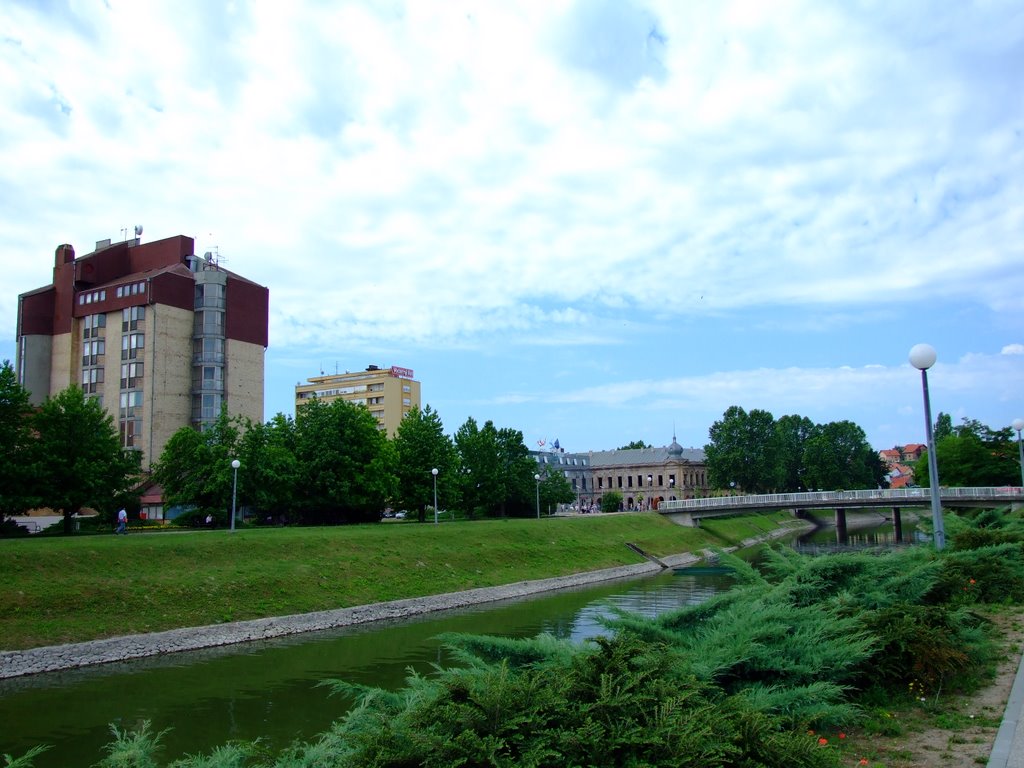 Hotel Dunav od križa by Ivanušić Ivan