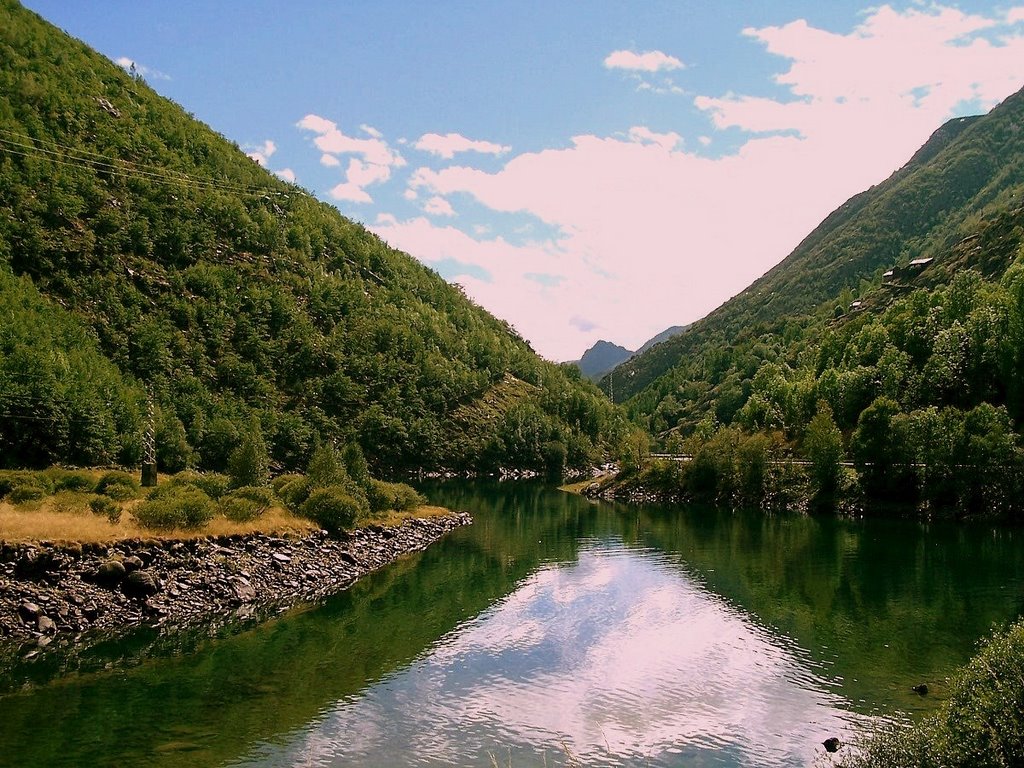 Pantá de Tavascán, Lleida by Patatibiri