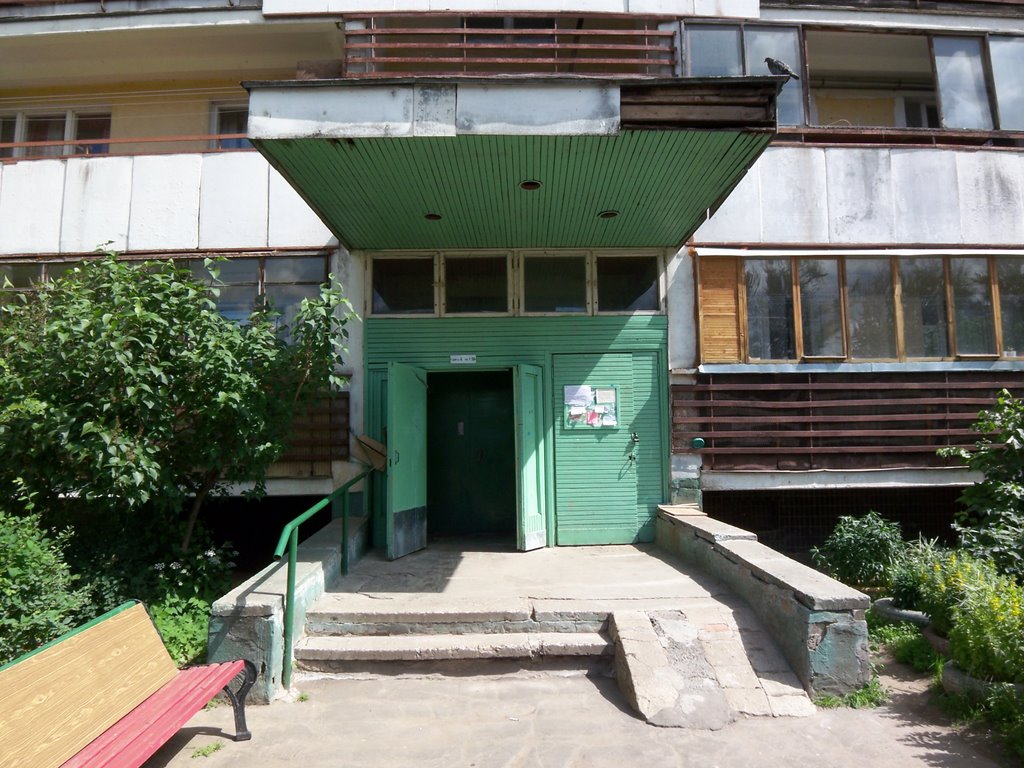 Entrance to the building by Arseny Khakhalin