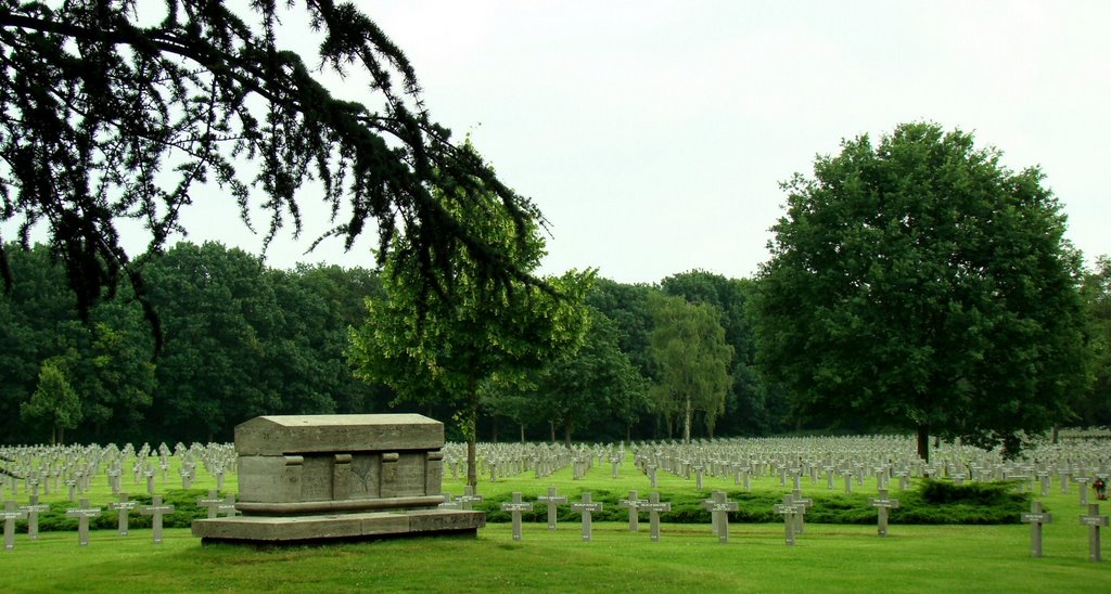 Deutscher Soldatenfriedhof - German Soldiers Cemetery, Ysselsteyn by uaf