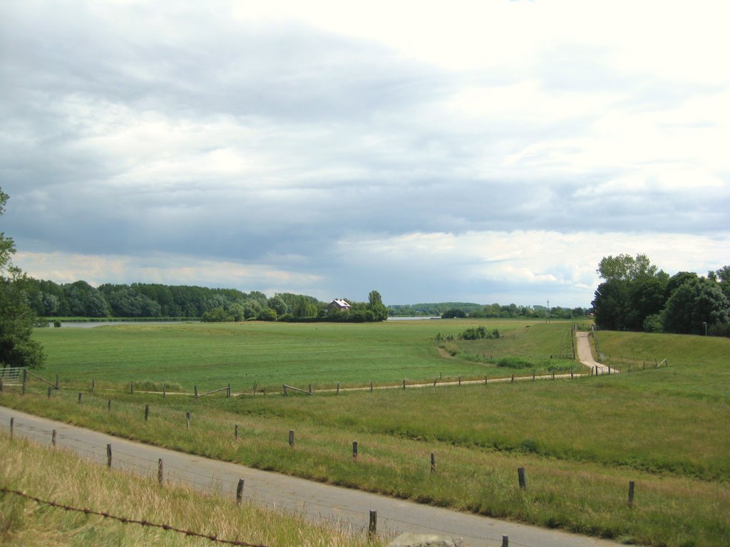 Belum - Blick auf das Alte Zollhaus am Altarm der Oste/Ostesee (Zollkontrolle bis zur Einführung des Zollschiffes, das ab 1834 in der Ostemündung lag) by Robert-68