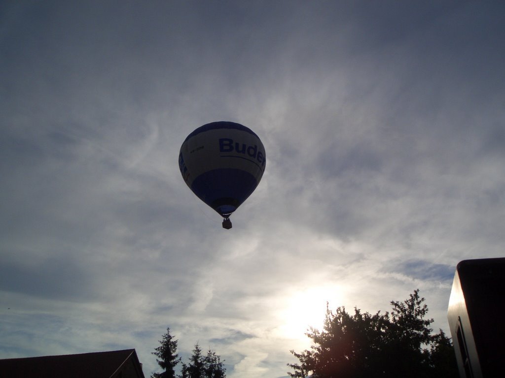 Ballon über Gau-Algesheim by Josef SCHMITT